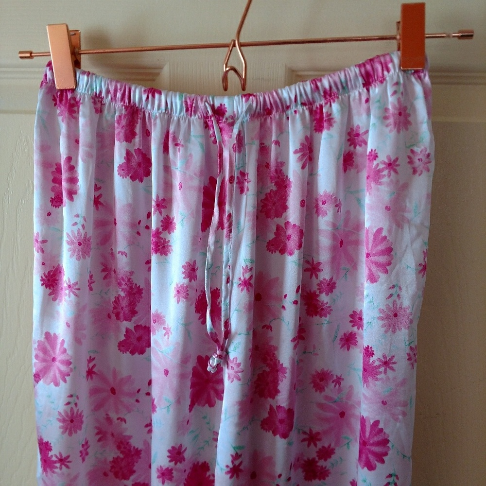 Satiny Secret Treasures pink flowered pants sz S